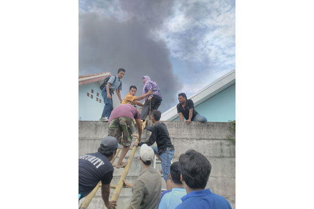 Warga Histeris Saat Gudang Kembang Api di Tangerang Meledak