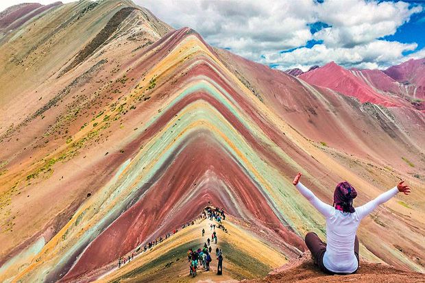 Keindahan Gunung Pelangi di Peru Jadi Buruan Pecinta Selfie