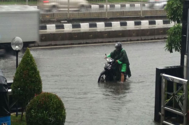 Hujan Lebat, Ini Ruas Jalan yang Tergenang Banjir di Jakarta