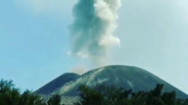 Walau Terus Erupsi Ketinggian Gunung Anak Krakatau Bertambah 40 Meter