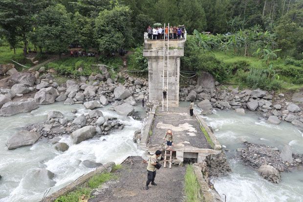 Demi Mengajar, Guru-guru ini Memanjat Tangga Jembatan Ambruk