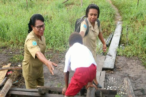 Perjuangan Guru SD di Sorong, Sewa Angkot Agar Siswa Tetap Sekolah