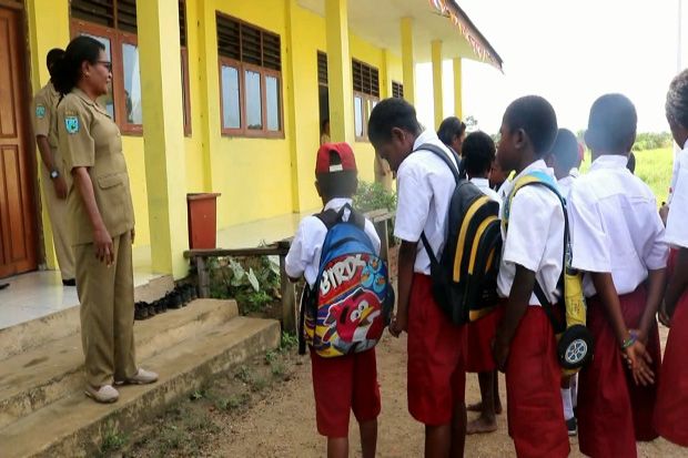 Perjuangan Guru SD di Sorong, Sewa Angkot Agar Siswa Tetap Sekolah