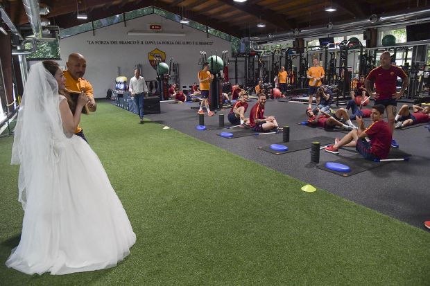 Wanita dengan Gaun Pengantin Gegerkan Sesi Latihan AS Roma