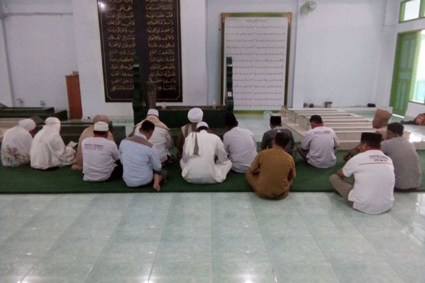 Ketua Majelis Zikir Al-Ittihad DPP Partai Perindo Habib Achmad bin Abdullah bin Djindan dan rombongan saat ziarah di makam Habib Idrus bin Salim Al Jufri atau Guru Tua. Foto/MNC Media/Ridwan Lapasere