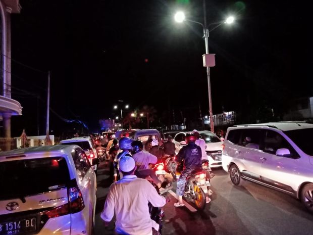 Rombongan Jamaah Penjemput Habib Bahar Dihadang Barikade Polisi
