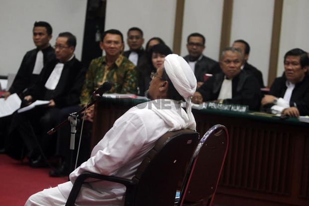 Detik-detik Pertemuan Habib Rizieq dengan Ahok di Ruang Sidang