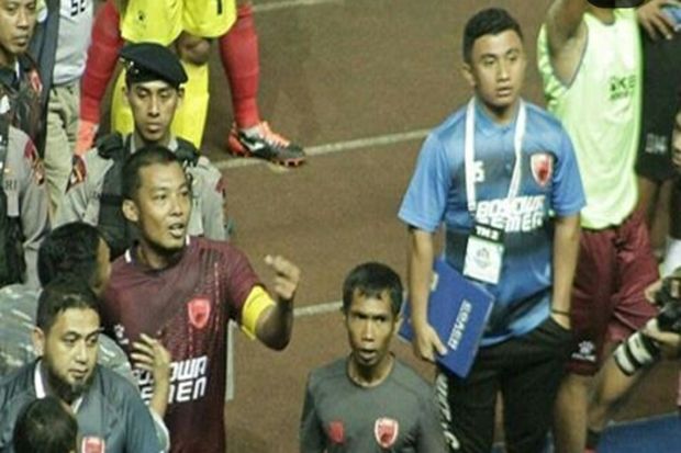 Kapten PSM Makassar, Hamka Hamzah dituding mengacungkan jari tengah pada fans Persib Bandung Kapten PSM Makassar, Hamka Hamzah dituding mengacungkan jari tengah pada fans Persib Bandung