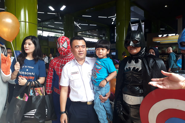 Hari Anak Nasional, PT KAI Daop I Hadirkan Super Hero di Stasiun