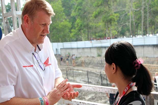 Head of Motorsport Honda Motor Europe Ltd., Robert Watherston (kiri) di MXGP Pangkal Pinang 2017. (Foto-Motorsport)