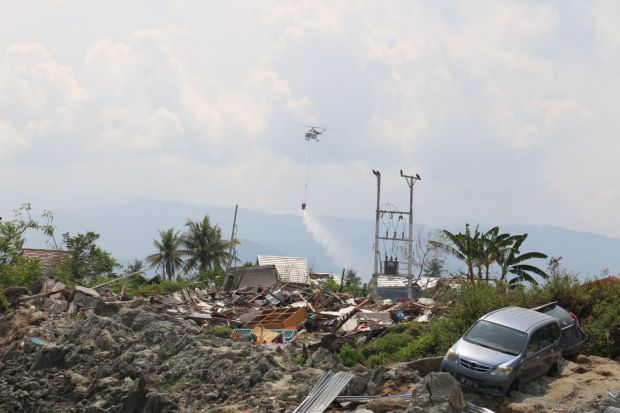 Heli MI-8 Semprotkan Desinfektan Wilayah Terdampak Likuifaksi Sulteng