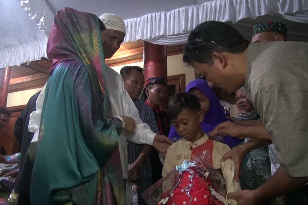 Seribu anak yatim piatu dan kaum duafa di Kabupaten Indramayu, Jawa Barat, Jumat (23/6/2017) ini mendapatkan santunan dari pengusaha di Indramayu, Hercules.