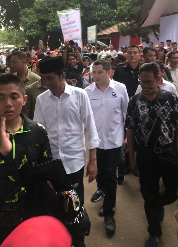 Kampanye Akbar Perdana, HT Dampingi Jokowi Berjalan Kaki 3,5 Km