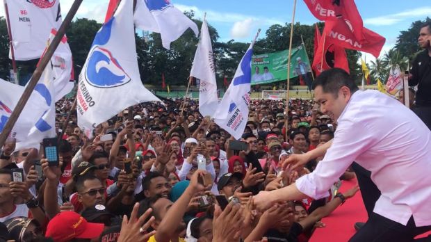 Kampanye Akbar Perdana, HT Dampingi Jokowi Berjalan Kaki 3,5 Km