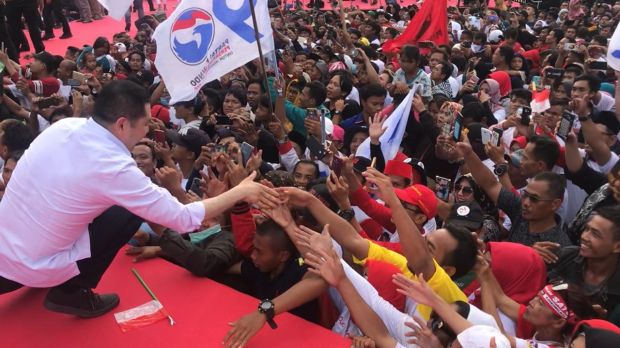 Kampanye Akbar Perdana, HT Dampingi Jokowi Berjalan Kaki 3,5 Km