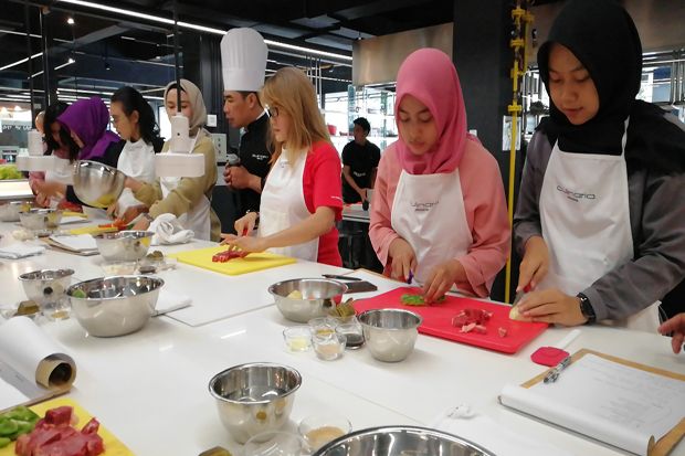 Serunya Jurnalis Memasak Masakan Jepang Bersama Hokben