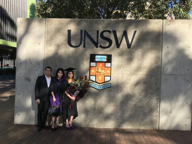 Momen Bahagia HT Hadiri Wisuda Putri ke-4 Clarissa Tanoesoedibjo