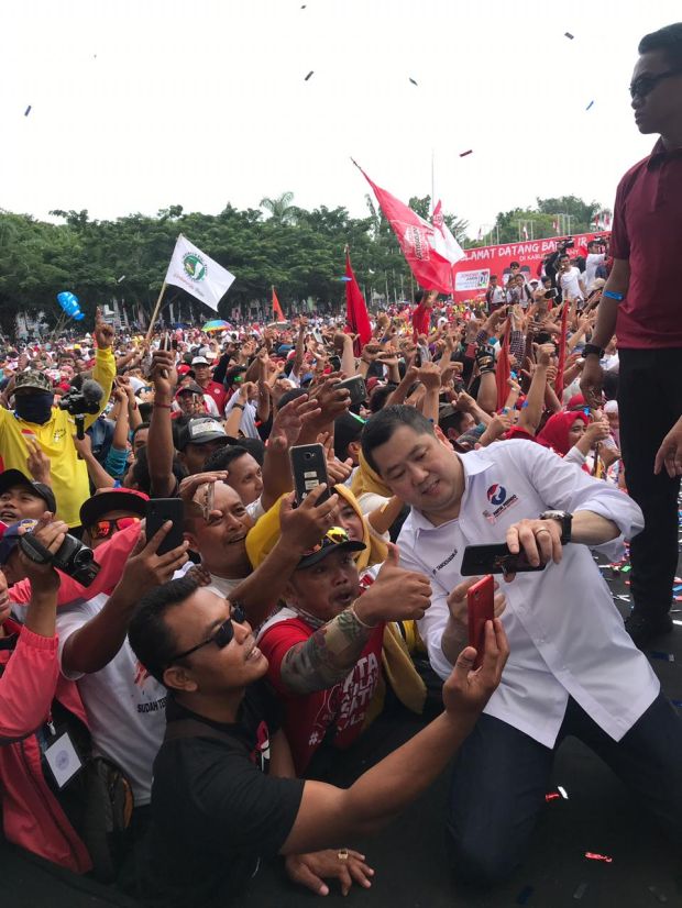 Dampingi Jokowi, HT Akrab Berfoto Bersama Warga Banyuwangi