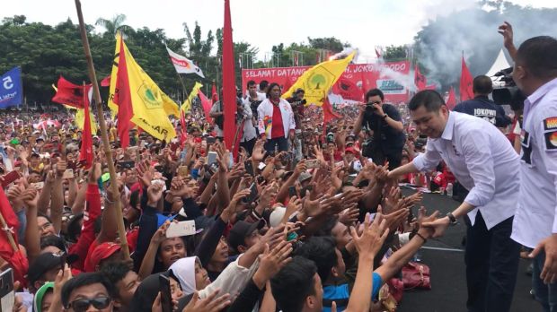 Dampingi Jokowi, HT Akrab Berfoto Bersama Warga Banyuwangi