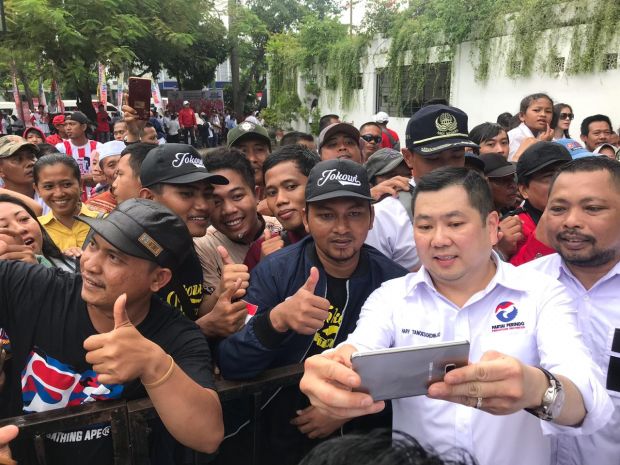 Dampingi Jokowi, HT Akrab Berfoto Bersama Warga Banyuwangi