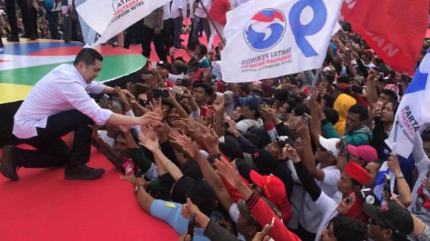 Kampanye Akbar Jokowi, HT Disambut Meriah Bendera Perindo Berkibar