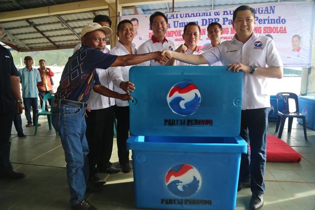Bantuan HT kepada nelayan Sibolga HT memberi bantuan kepada nelayan Sibolga. Foto Humas Partai Perindo
