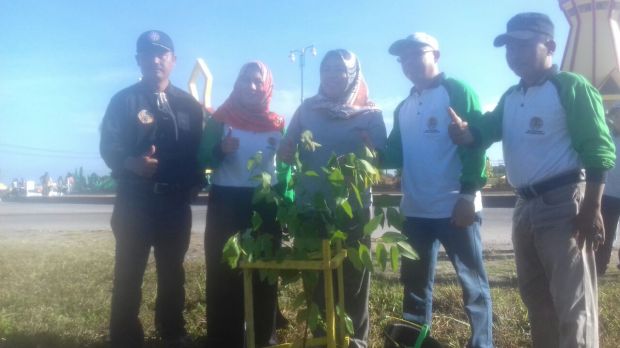 Peringati Hari Bumi, Bupati Kobar Tanam 100 Pohon di Bundaran Pangkalan Lima
