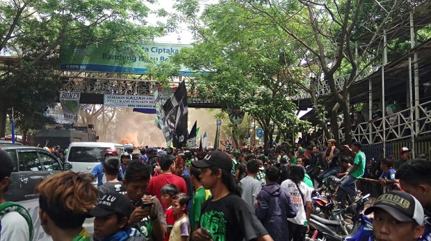 Kemeriahan Bonek di Jalan Pajajaran Bandung