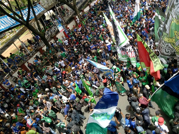 Kemeriahan Bonek di Jalan Pajajaran Bandung