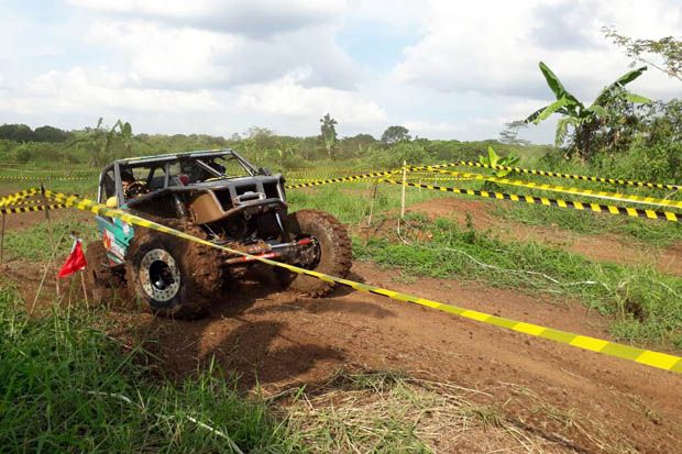Direktur RS Jasa Kartini Cecep JK melintas di salah satu spot trek balap di Lanud Wiriadinata, Kecamatan Cibeureum, Kota Tasikmalaya, pada acara ngabuburit offroader Tasikmalaya 2017. (Foto/Koran SINDO/Nanang Kuswara)