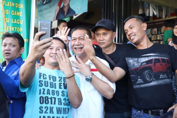 Kampanye di Pasar Ciranjang, Deddy Mizwar Disambut Heboh Ibu-ibu dan Pedagang