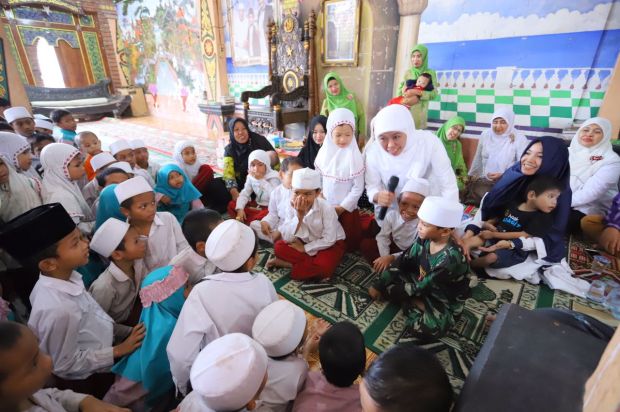 Khofifah Janji Perjuangkan Akta Kelahiran bagi Anak-anak Yatim Piatu