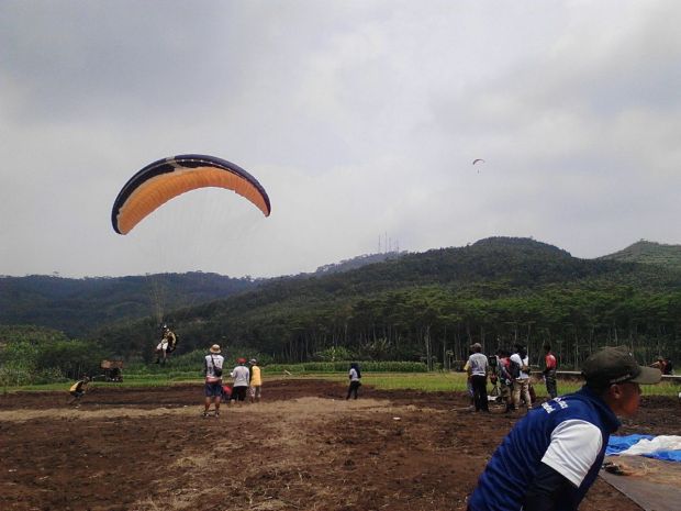 Eks Juara Dunia Paralayang Tampil di Kejuaraan Bupati Cup 2018
