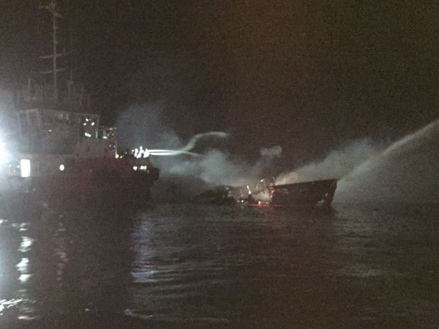 Kapal Yatch Hangus Terbakar Lalu Tenggelam di Perairan Batam