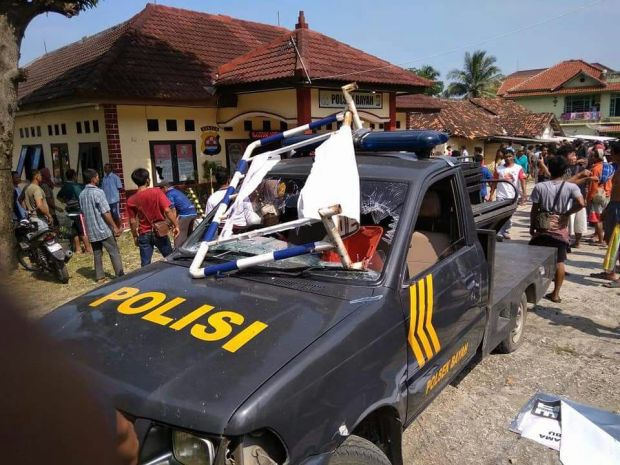 Serang Mapolsek Bayah, Ratusan Nelayan Rusak Kendaraan Patroli