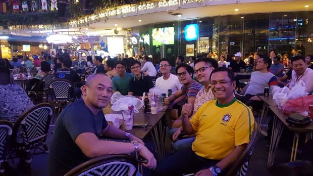 Nobar Ala Mantan Menteri Saleh Husin; Wajib Pakai Jersey Brasil