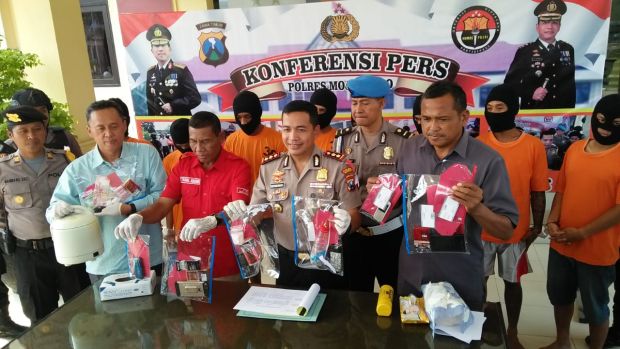 Dua Cewek Ini Jadi Komplotan Begal Sadis