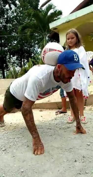 Begini Sisi Humanis David Beckham dan Keluarga di Sumba