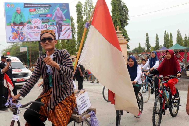 Olahraga Tradisional Kolongan Ramaikan Sepeda Nusantara di Kendal