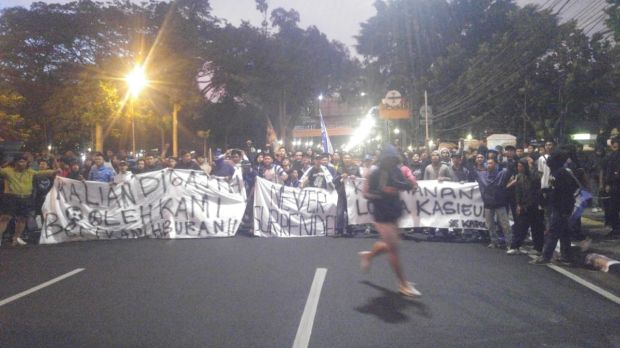 Geruduk Polrestabes Bandung, Ratusan Bobotoh Kuasai Jalan Merdeka