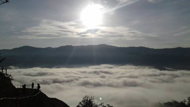 Bangun Infrastruktur 'Negeri di Atas Awan'