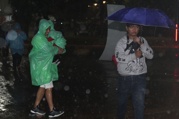SUGBK Diguyur Hujan Lebat, Penonton Berteduh di Emperan Istora