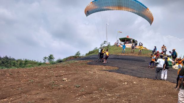 Eks Juara Dunia Paralayang Tampil di Kejuaraan Bupati Cup 2018