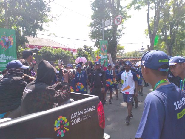 Ribuan Warga Bandung Sambut Obor Asian Games