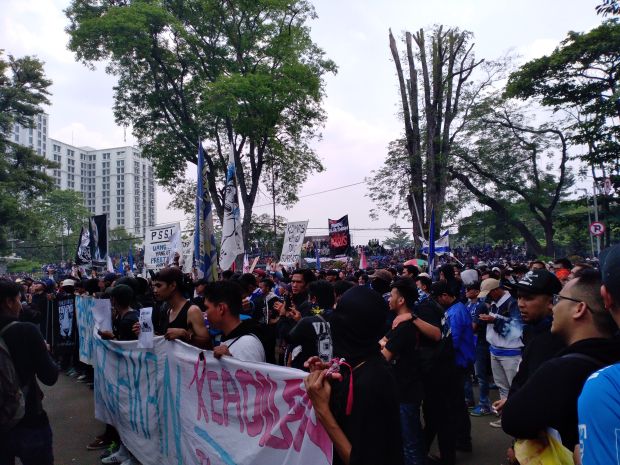 Kecam PSSI, Ribuan Bobotoh Turun ke Jalan Tuntut Keadilan