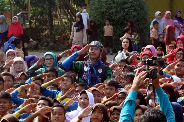 Imam Nahrawi Gocek Bola di Tengah Gowes Pesona Nusantara