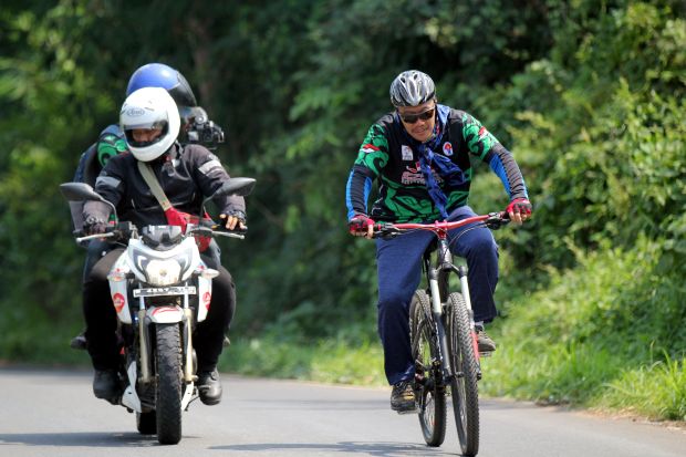 Imam Nahrawi Gocek Bola di Tengah Gowes Pesona Nusantara