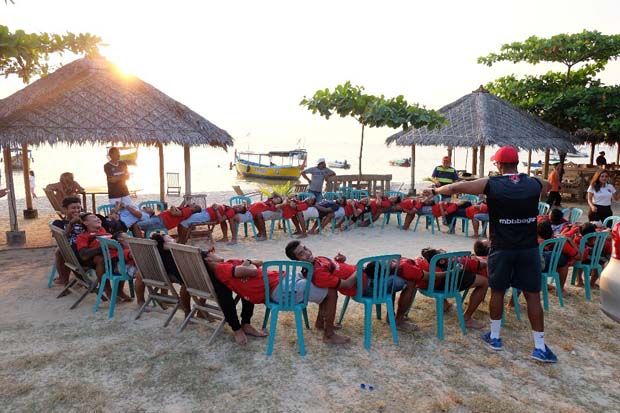 Acara team building Persijap Jepara di Pantai Bandengan, Jepara, Senin (22/5/2017). (Foto-Persijap Jepara) 2 Acara team building Persijap Jepara di Pantai Bandengan, Jepara, Senin (22/5/2017). (Foto-Persijap Jepara) 2