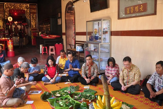 Tradisi Ketuk Pintu Awali Pasar Imlek Semawis