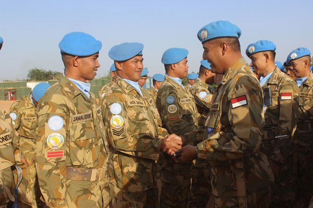 122 Prajurit Indobatt-03 Mendapat Kenaikan Pangkat di Afrika